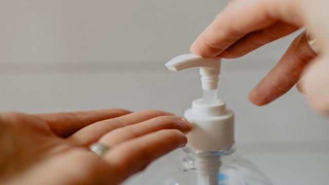 Dispensador de gel hidroalcohólico / Kelly Sikkema EN UNSPLASH.COM