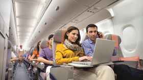 Pasajeros conectados a la red wifi de un avión / EMIRATES