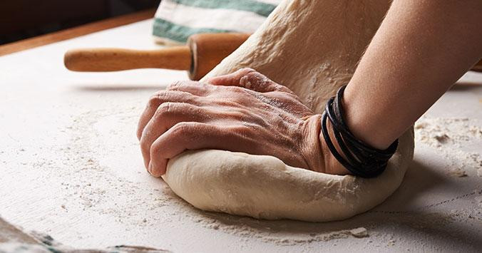 Una persona amasando pan en una panadería de Barcelona / UNSPLASH - NADYA SPETNITSKAYA