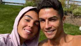 Cristiano y Georgina en el jardín de su nueva casa /INSTAGRAM