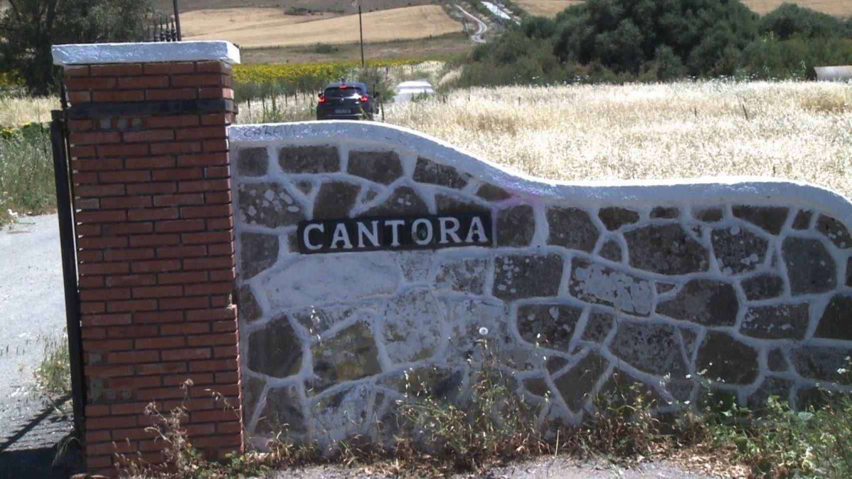 Entrada a la finca de Cantora / EP