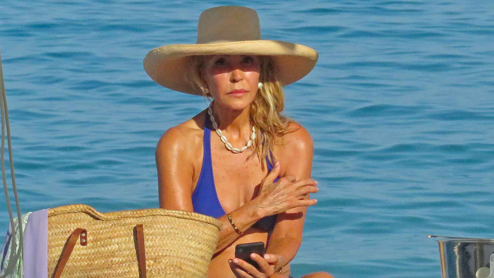 Carmen Lomana disfruta del sol y la playa a su paso por Marbella / AGENCIAS