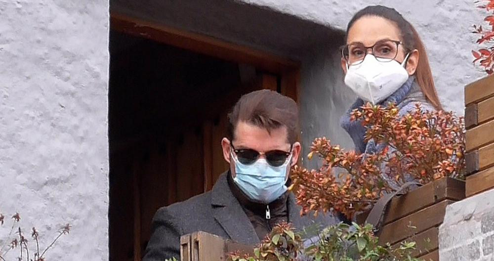 Los 'triunfitos' Manu Tenorio y Nuria Fergó en casa de los padres de Àlex Casademunt / EP