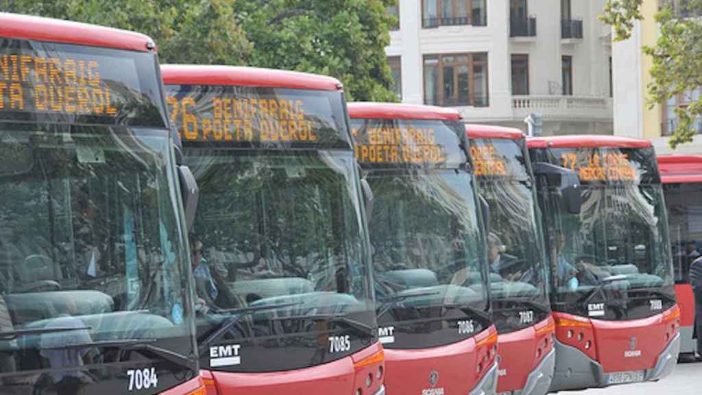 Una foto de archivo de varios autobuses de la compañía valenciana para la que trabaja el detenido