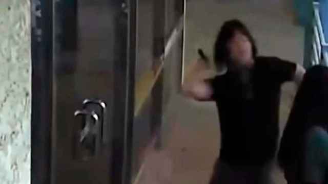 Instante de la agresión a martillazos sobre una mujer en Los Ángeles / CG