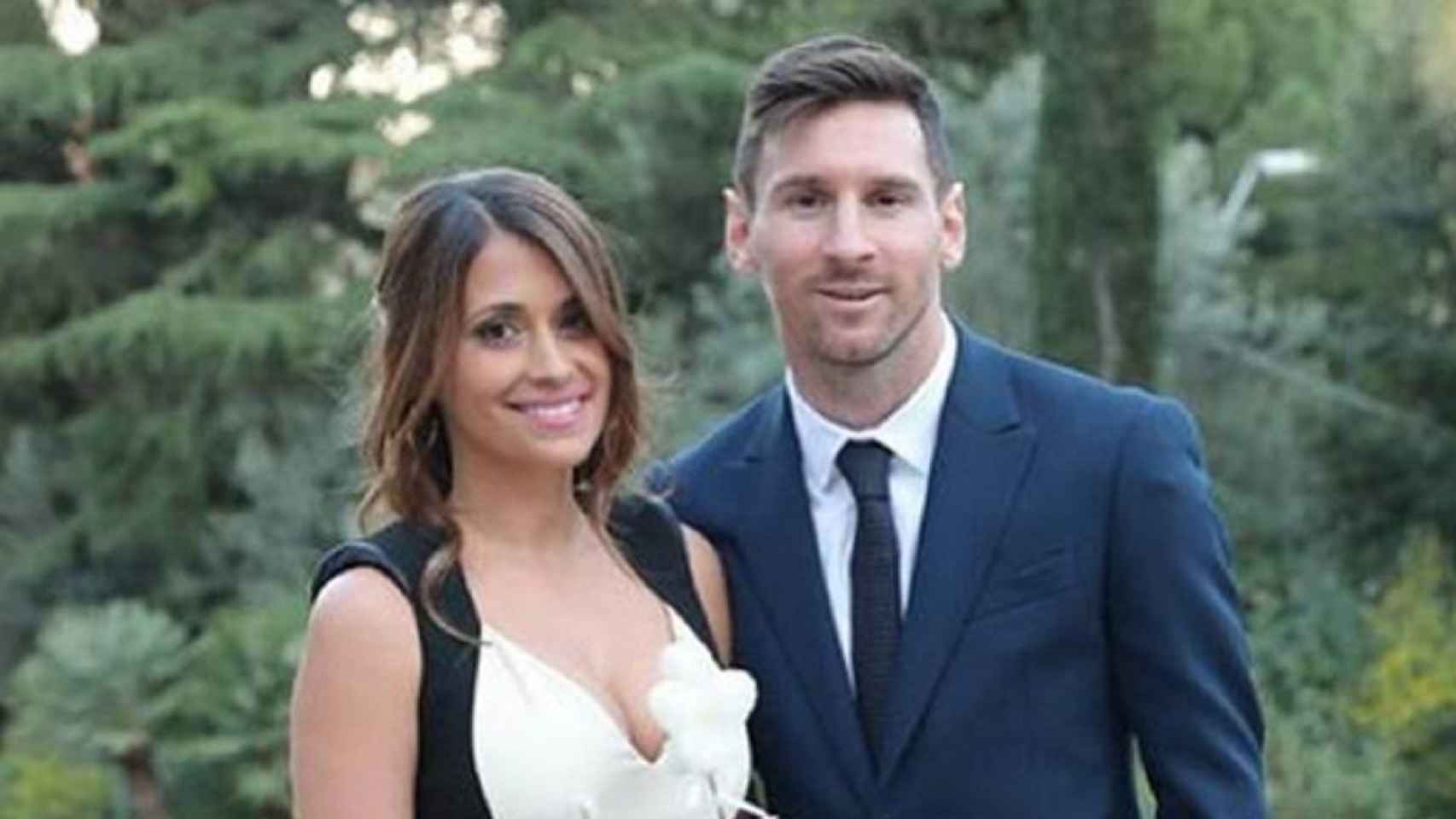 Antonella Roccuzzo con Leo Messi en el bautizo del hijo de Fàbregas