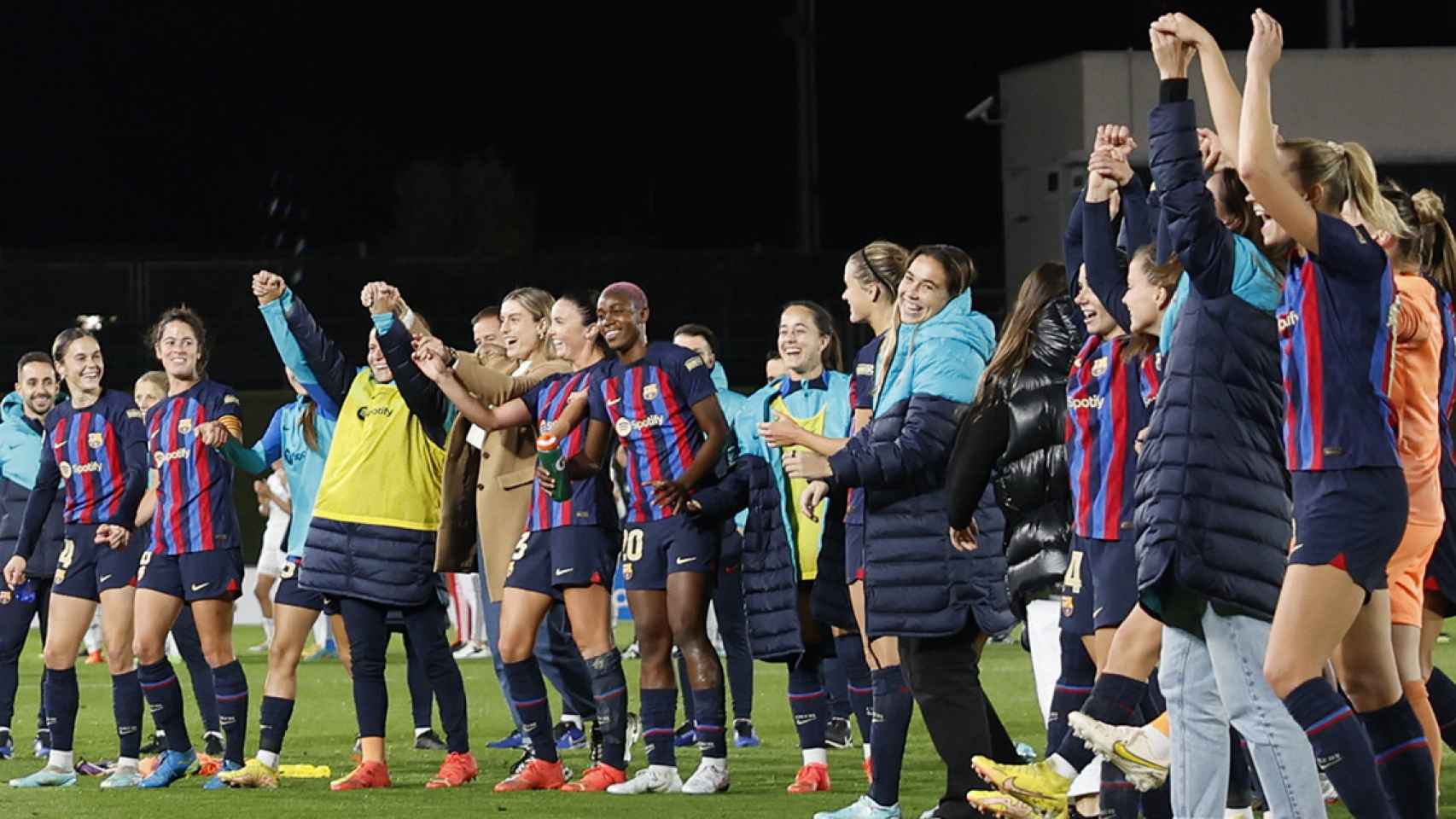 Las jugadoras del Barça Femenino celebran su goleada en el clásico / EFE