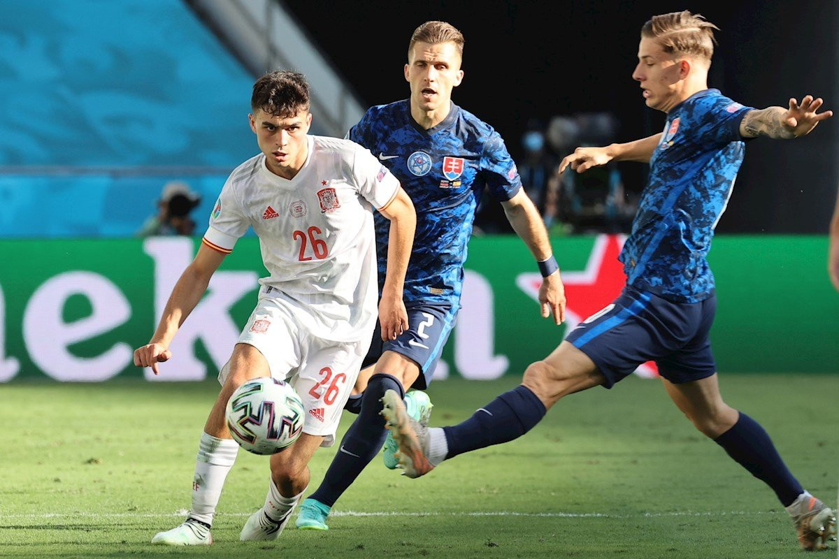 Pedri en una acción ante Eslovaquia en la Eurocopa / EFE