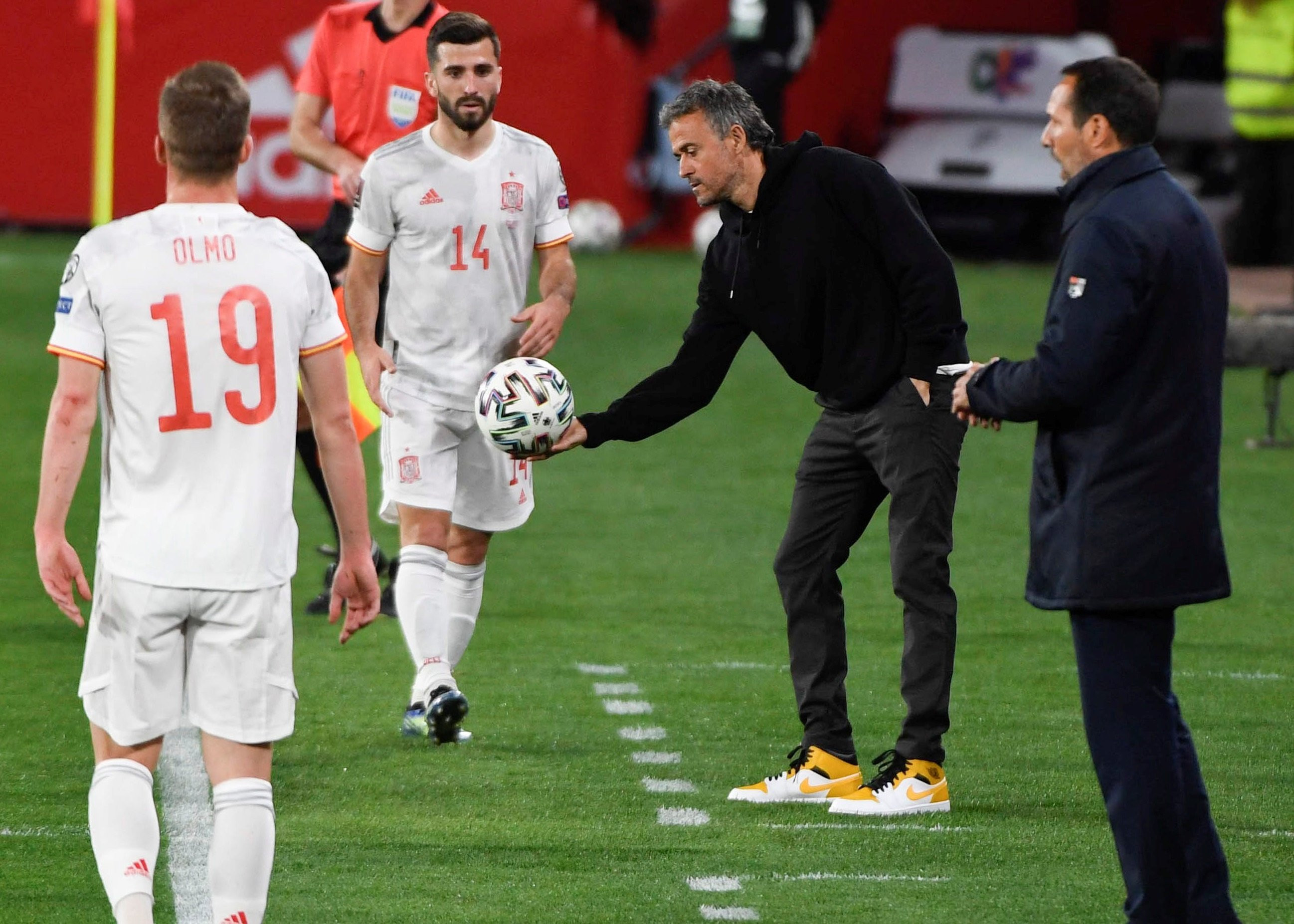 Luis Enrique dejando la pelota para España en el partido ante Grecia en Granada / EFE