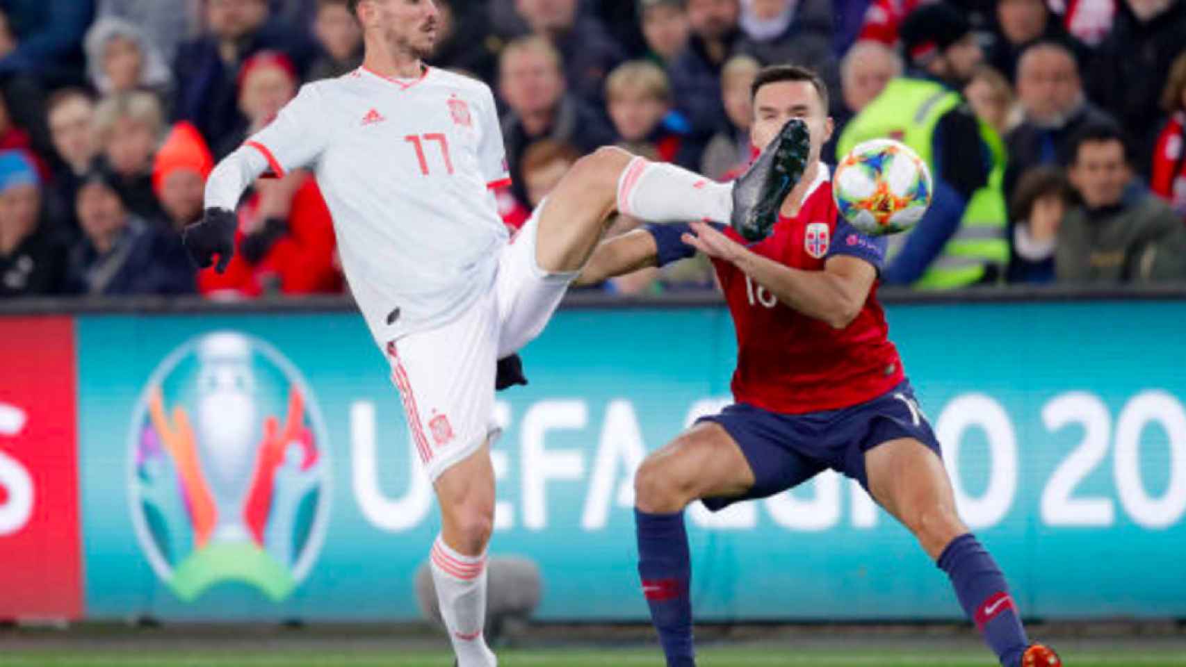 Fabián controla un balón en el duelo frente a Noruega REDES