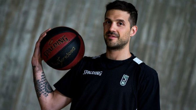 Nicolás Laprovittola posa con una camiseta de la Penya Joventut / EFE