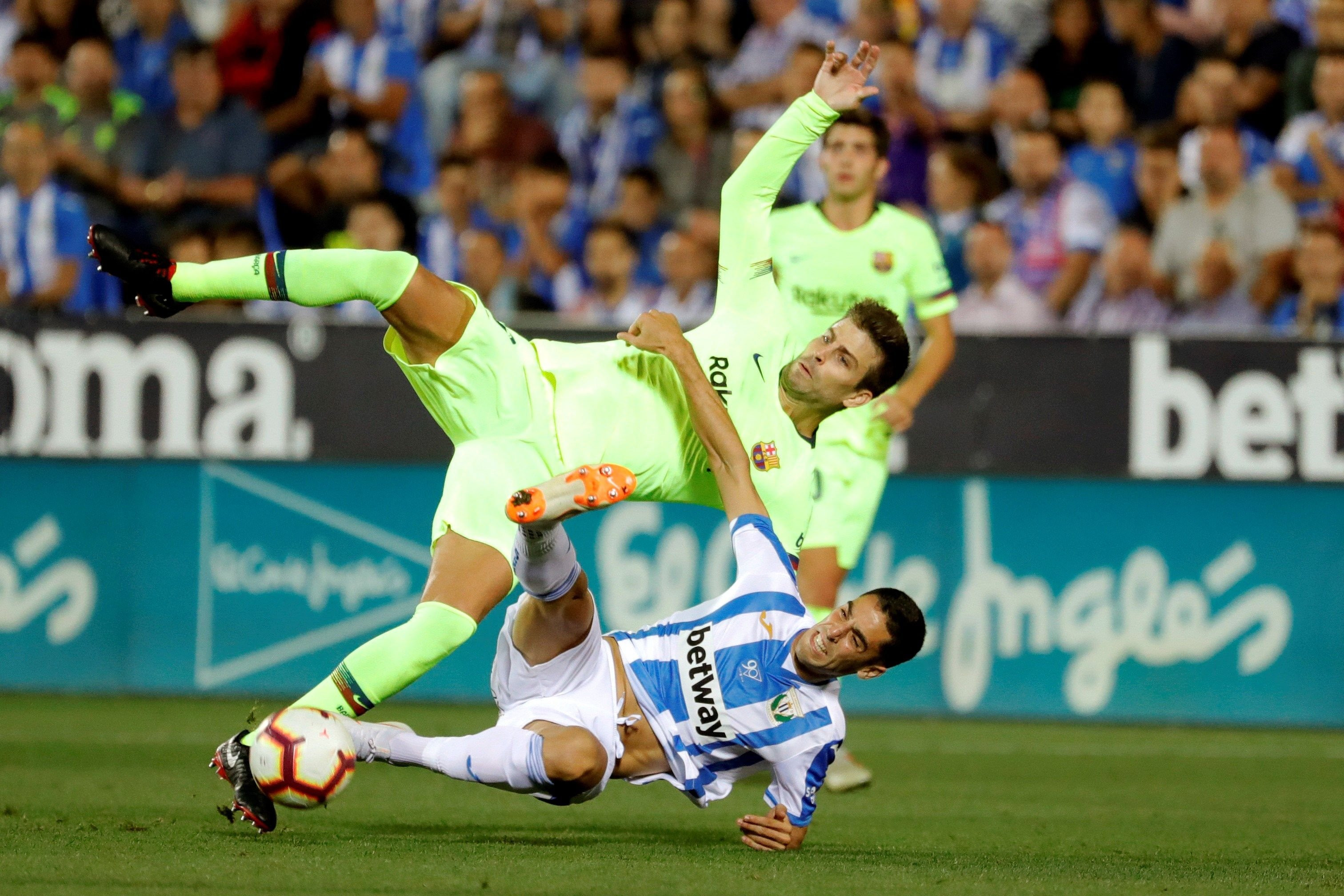 Piqué durante una disputa en la derrota del Barça contra el Leganés / EFE