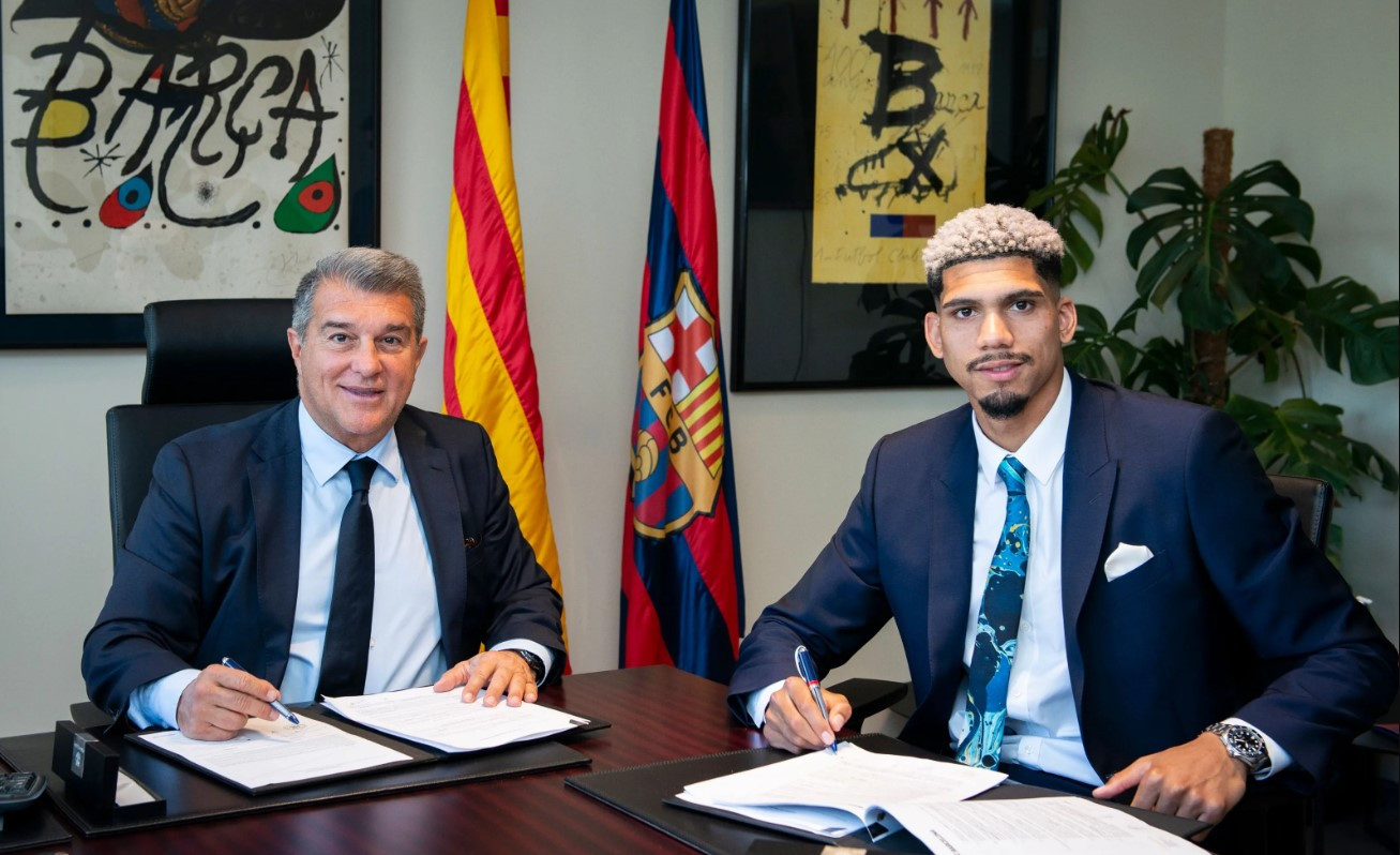 Joan Laporta y Ronald Araujo, en la renovación del central uruguayo por el Barça / FCB