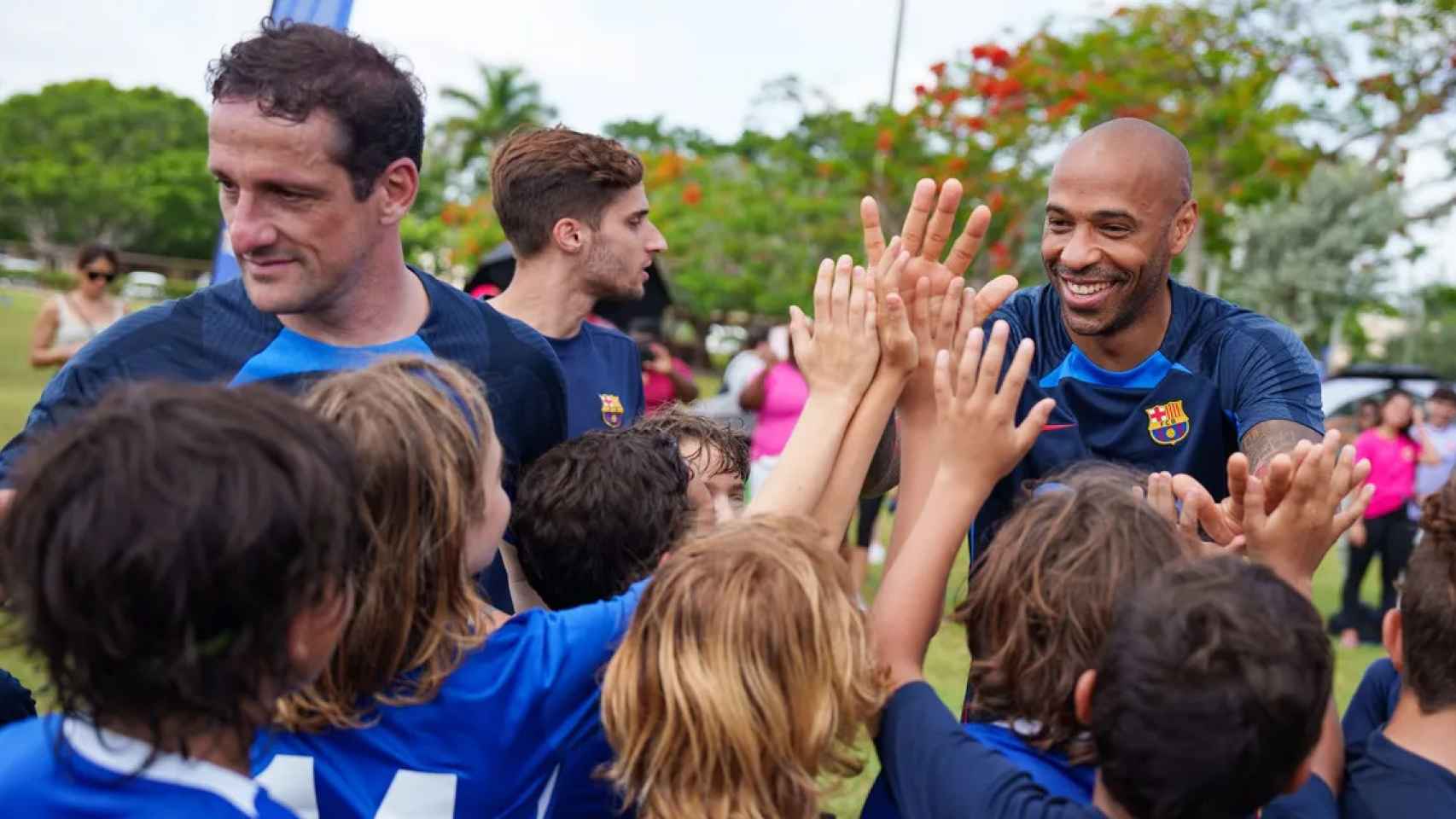 Juliano Belletti y Thierry Henry, junto a los niños y niñas de la Barça Academy PRO / FCB
