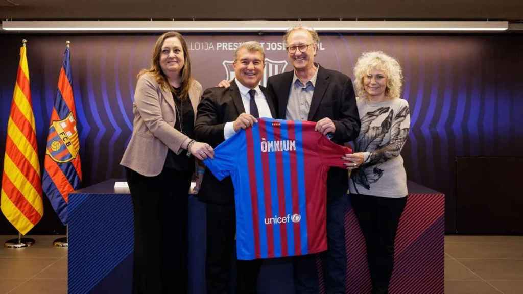 Joan Laporta y Elena Fort, junto a los representantes de Òmnium, en la firma del acuerdo para crear contenidos en catalán / FCB