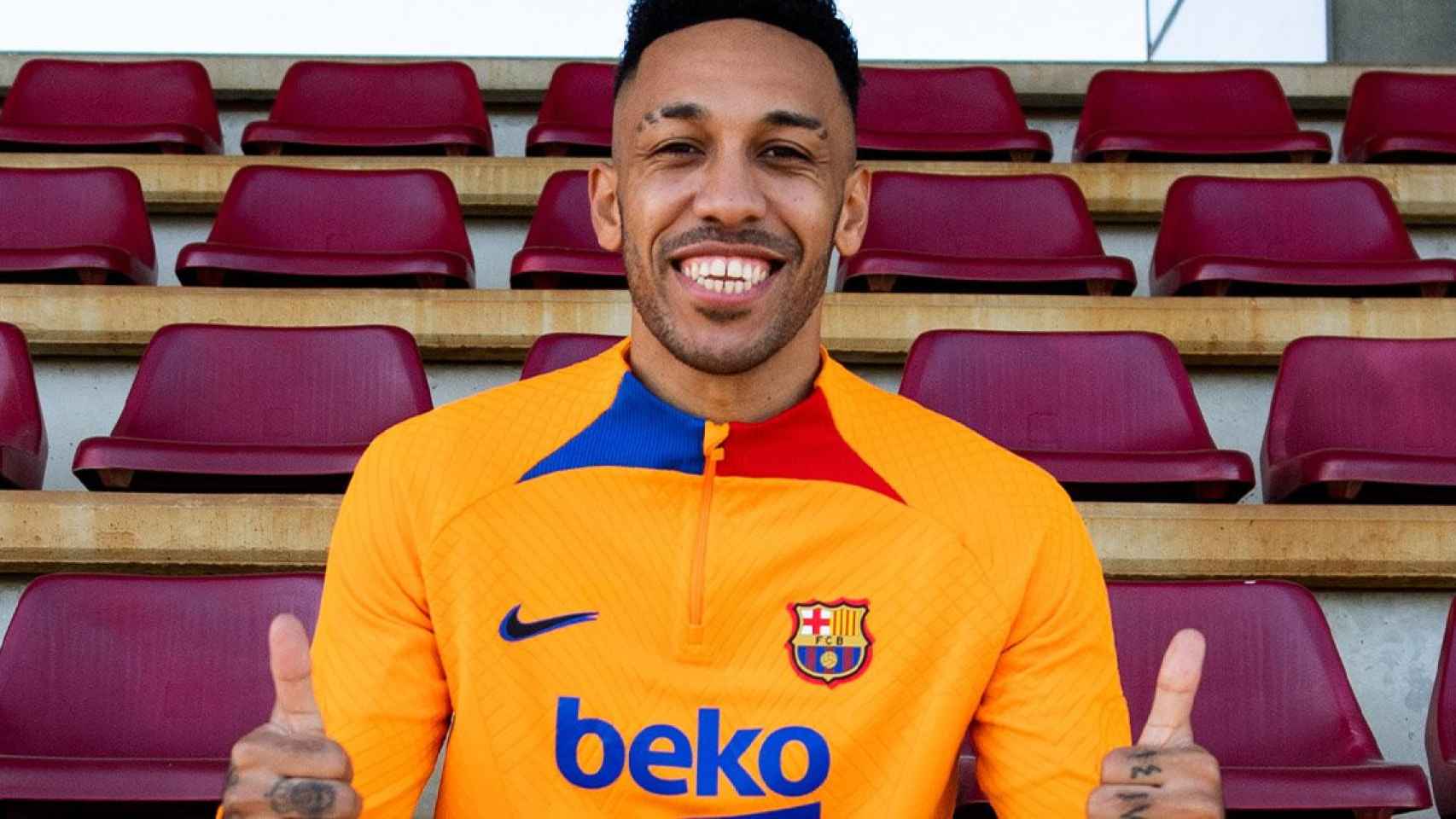 Aubameyang ficha por el Barça y ya posa con la sonrisa de los jugones / FCB