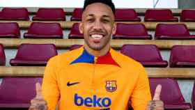 Aubameyang ficha por el Barça y ya posa con la sonrisa de los jugones / FCB