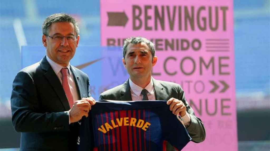 Una foto de Josep Maria Bartomeu y Ernesto Valverde durante su presentación hace dos años / FCB