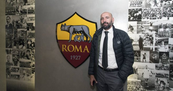 Monchi posa junto al escudo de la Roma