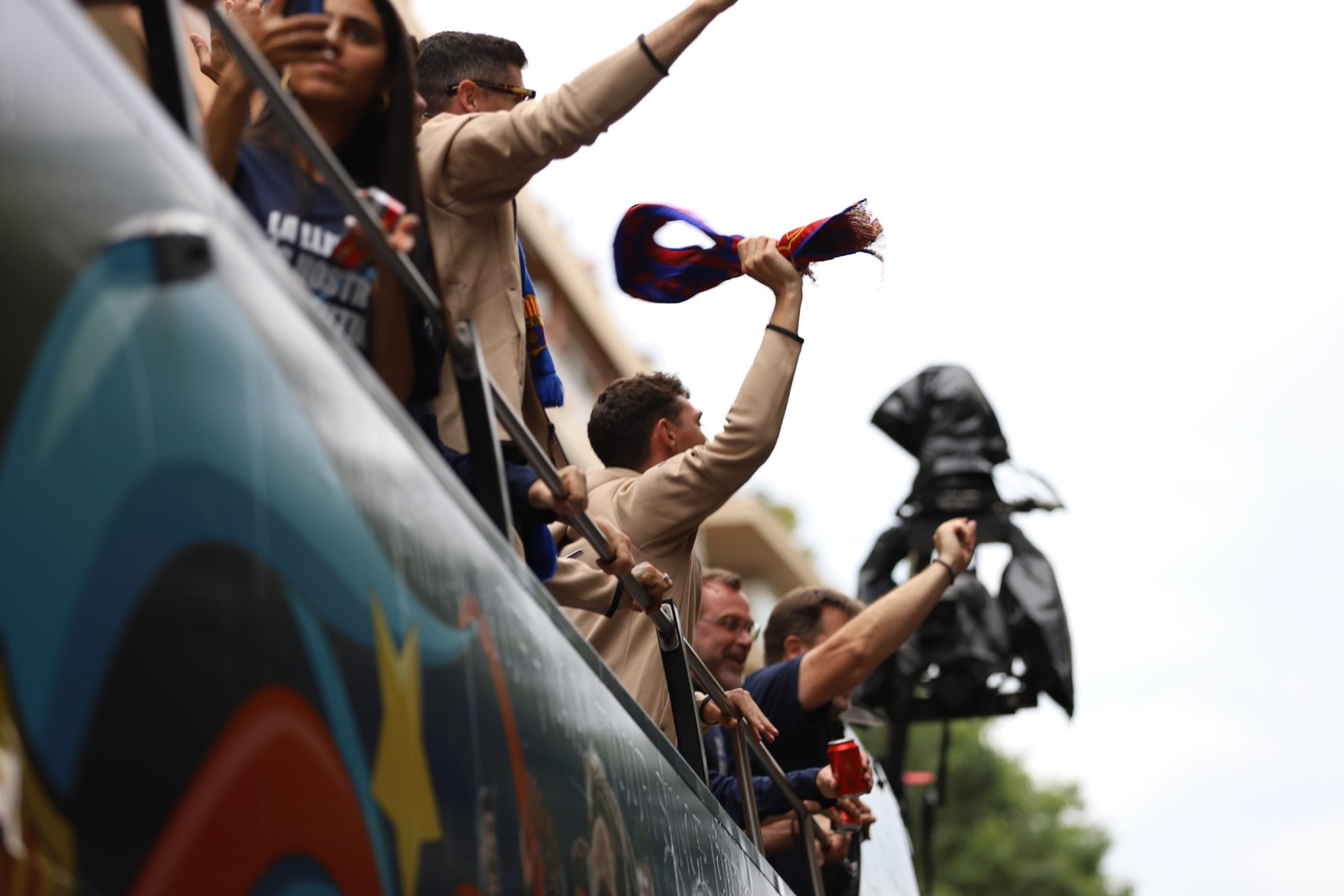 Barça TV, cubriendo desde el autobús del Barça la rúa de campeones de Liga / CULEMANÍA