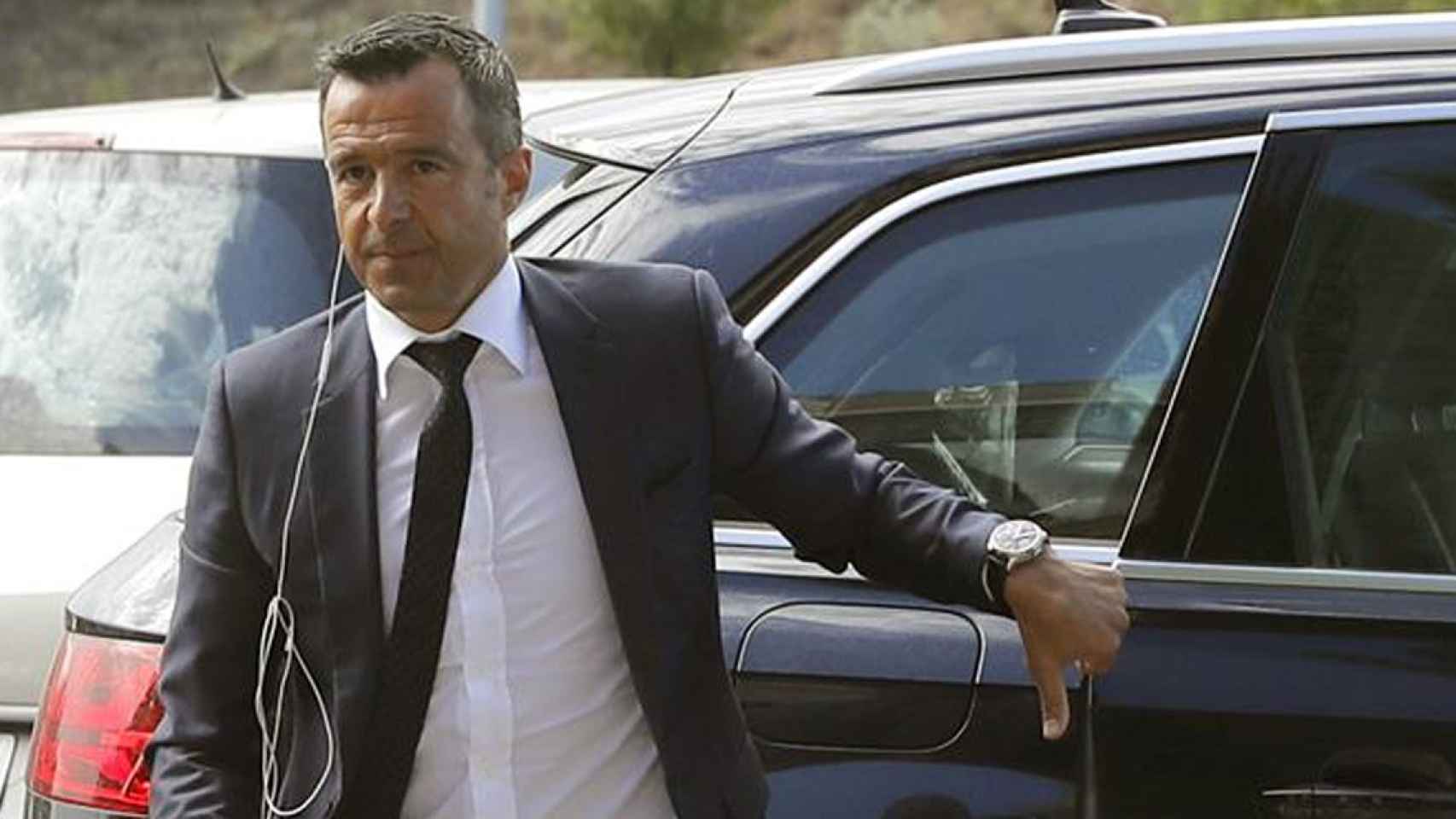 El representante de jugadores, Jorge Mendes, saliendo de un vehículo / EFE