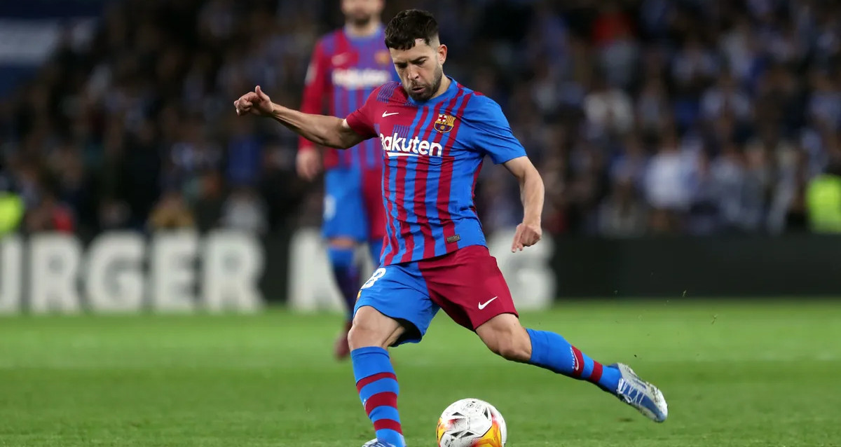 Jordi Alba, en una acción del partido entre la Real Sociedad y el FC Barcelona / FCB