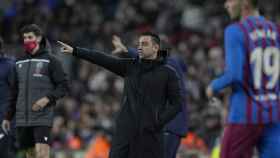 Xavi Hernández, señalando una jugada, durante el triunfo del Barça contra Sevilla / EFE