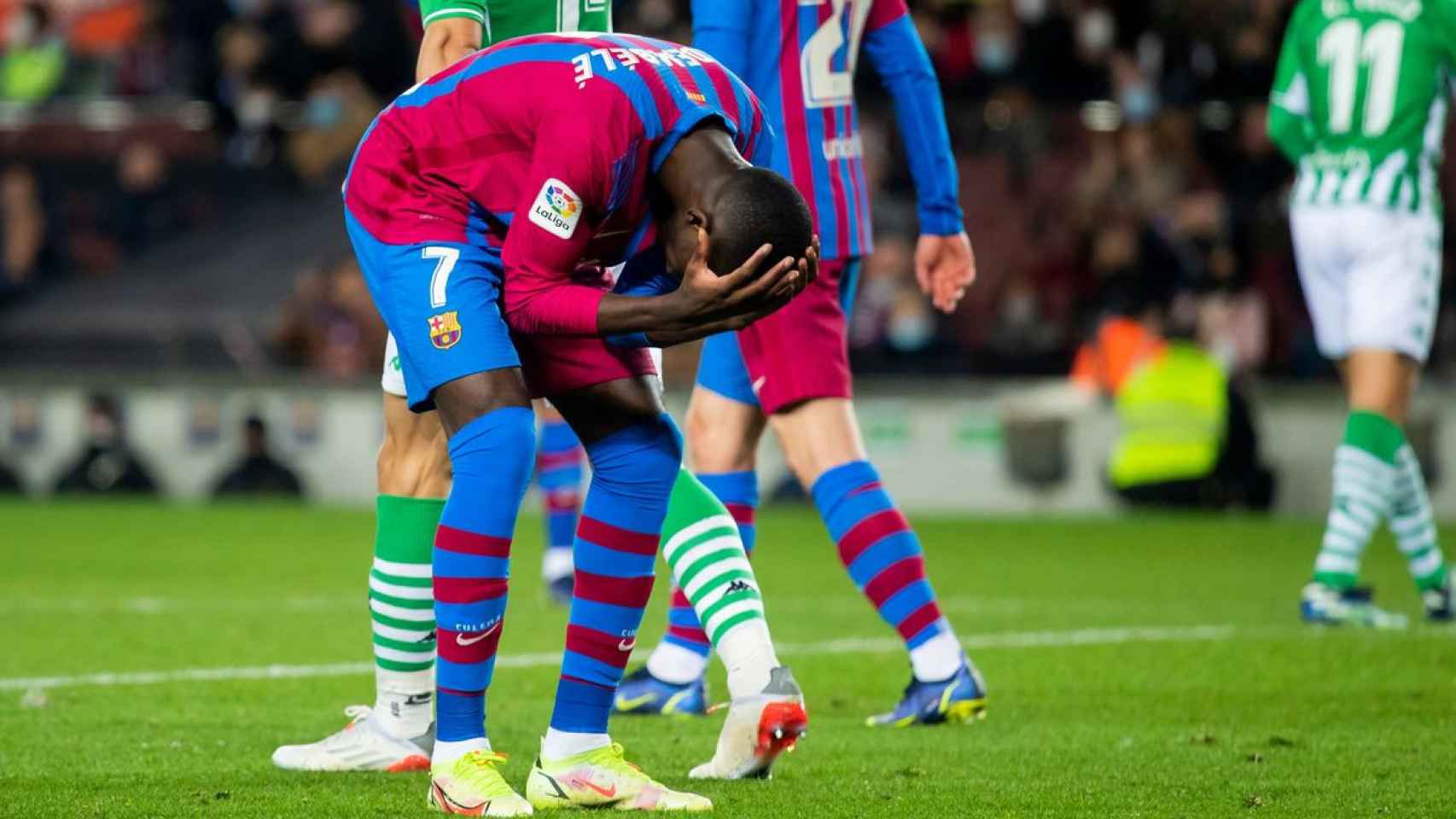 Dembelé se lamenta de una ocasión fallada con el Barça ante el Betis / FCB