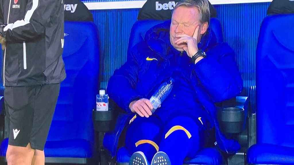 Ronald Koeman, criticado en las redes por su postura en el banquillo del Alavés / REDES