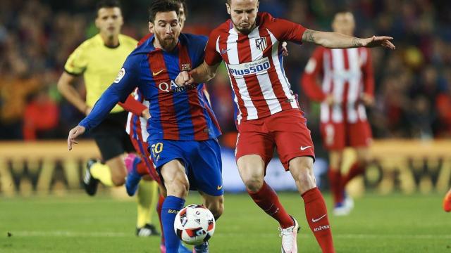 Saúl Ñíguez, uno de los candidatos del Barça para el medio campo, y Leo Messi, en una foto de archivo / EFE