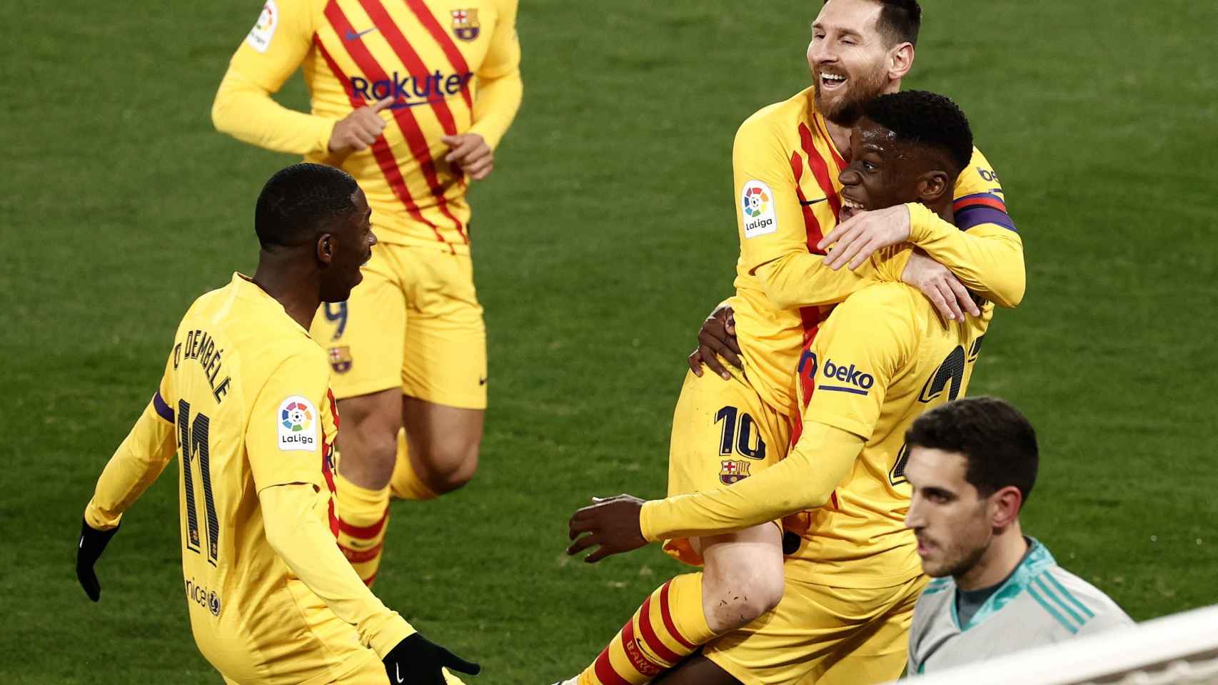 Leo Messi se abraza, cómplice, con Ilaix Moriba tras su gol al Osasuna / EFE