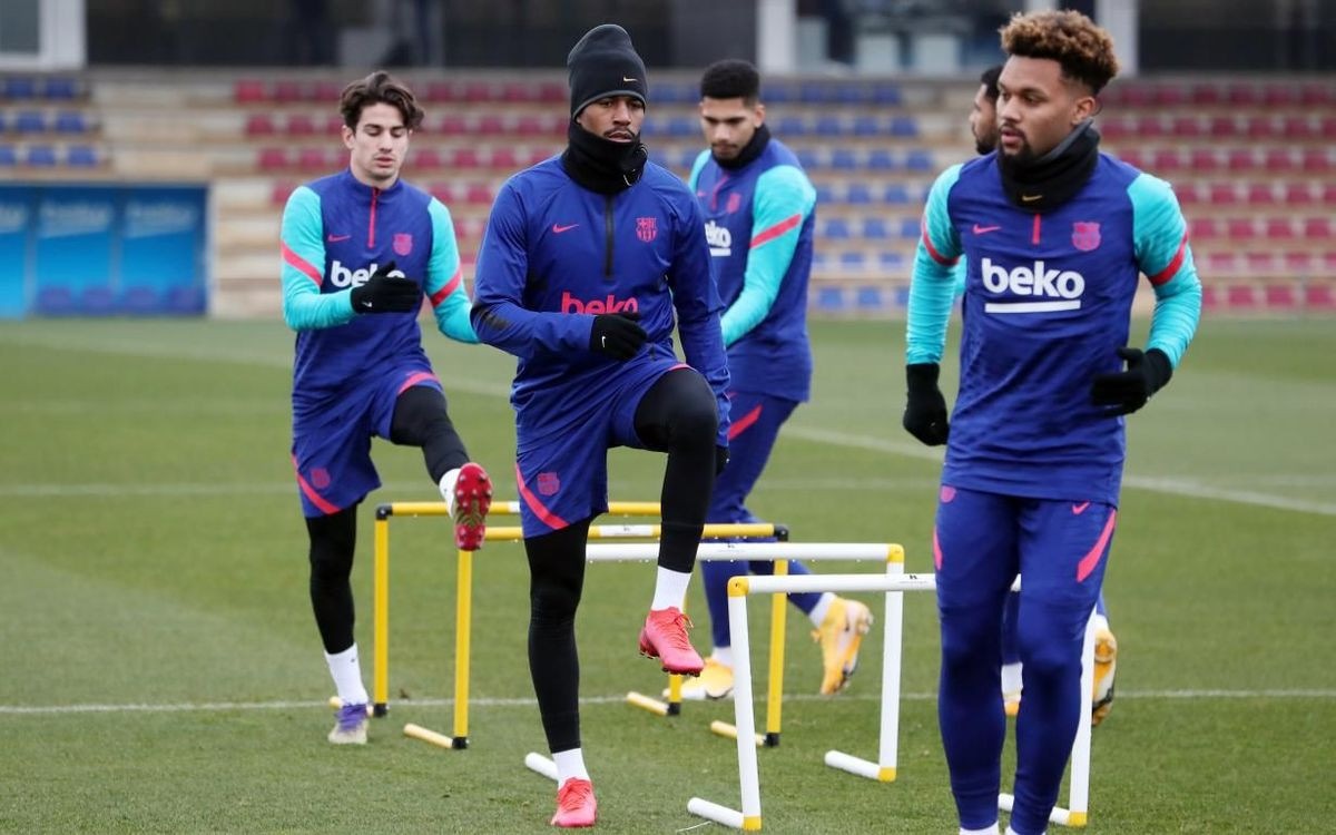 Konrad de la Fuente, Junior Firpo, Alex Collado y Ronald Araujo en el entrenamiento previo al Cornellà-Barça de Copa del Rey / FC BARCELONA