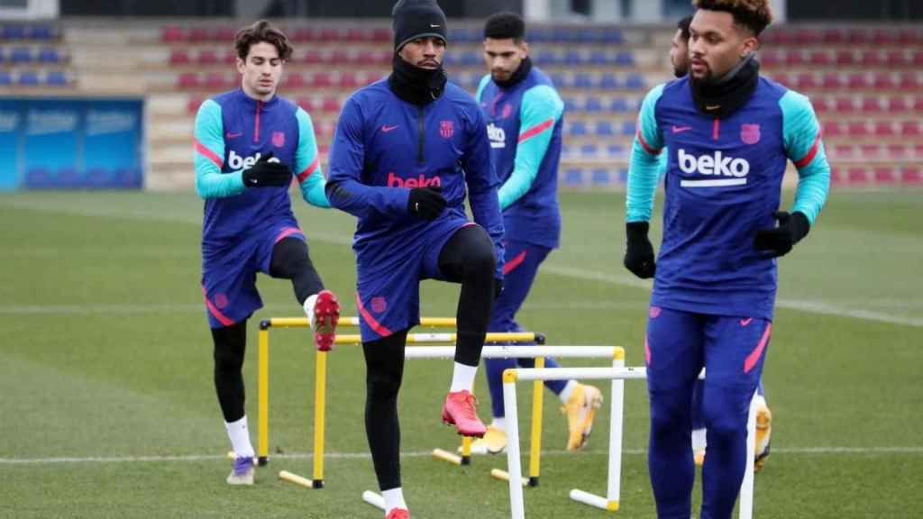 Konrad de la Fuente, Junior Firpo, Alex Collado y Ronald Araujo en el entrenamiento previo al Cornellà-Barça de Copa del Rey / FC BARCELONA