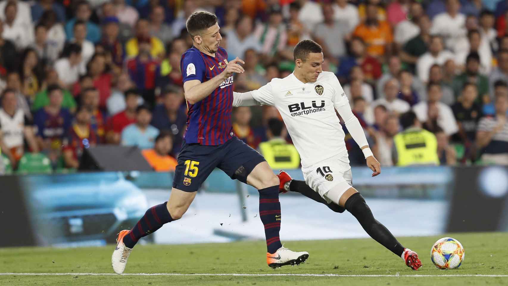 Una foto de Lenglet y Rodrigo durante la final de la Copa del Rey / EFE