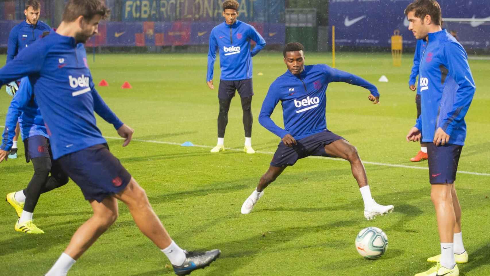 Los jugadores del Barça entrenándose este lunes bajo la lluvia / FC Barcelona