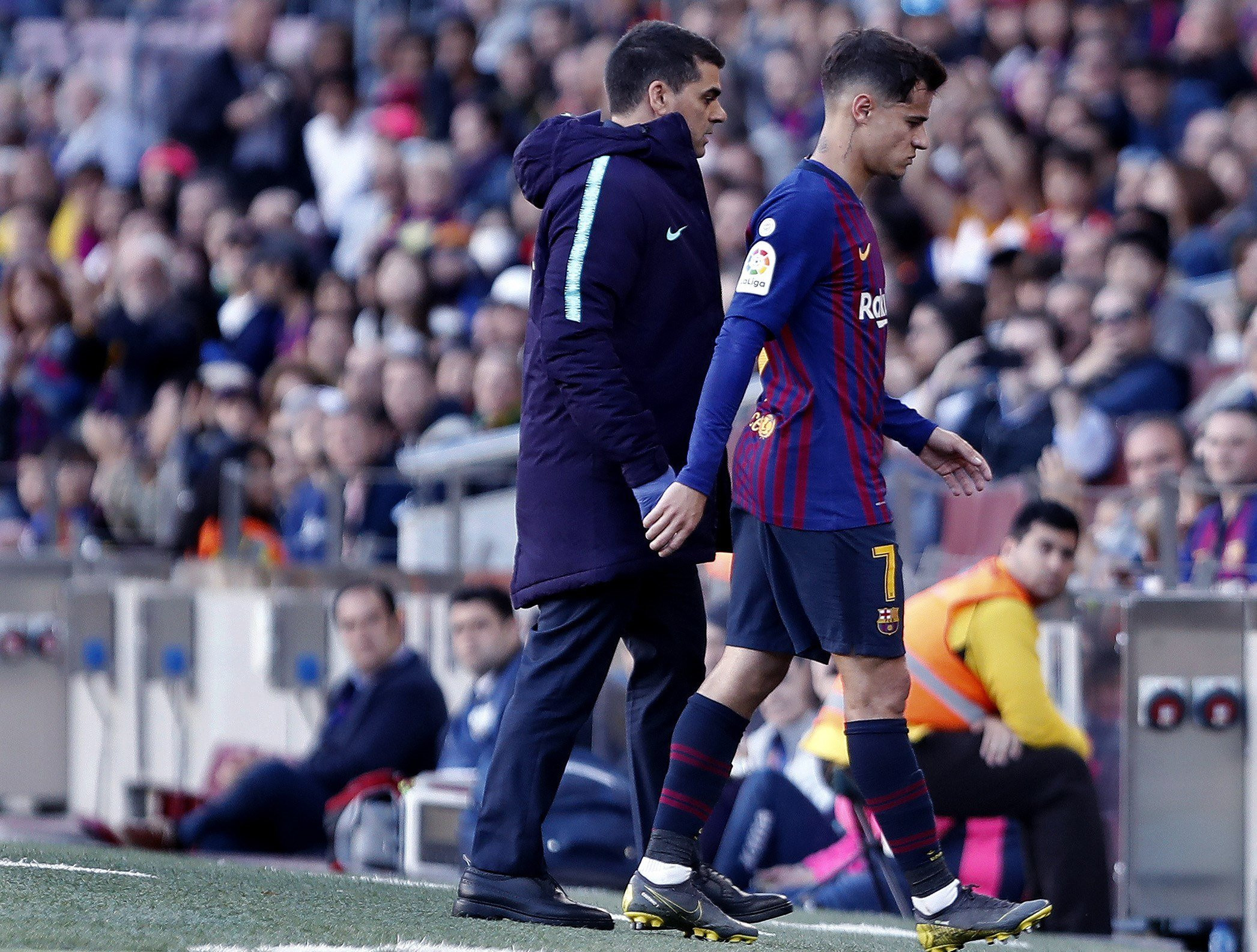 Coutinho retirándose lesionado contra el Getafe / EFE