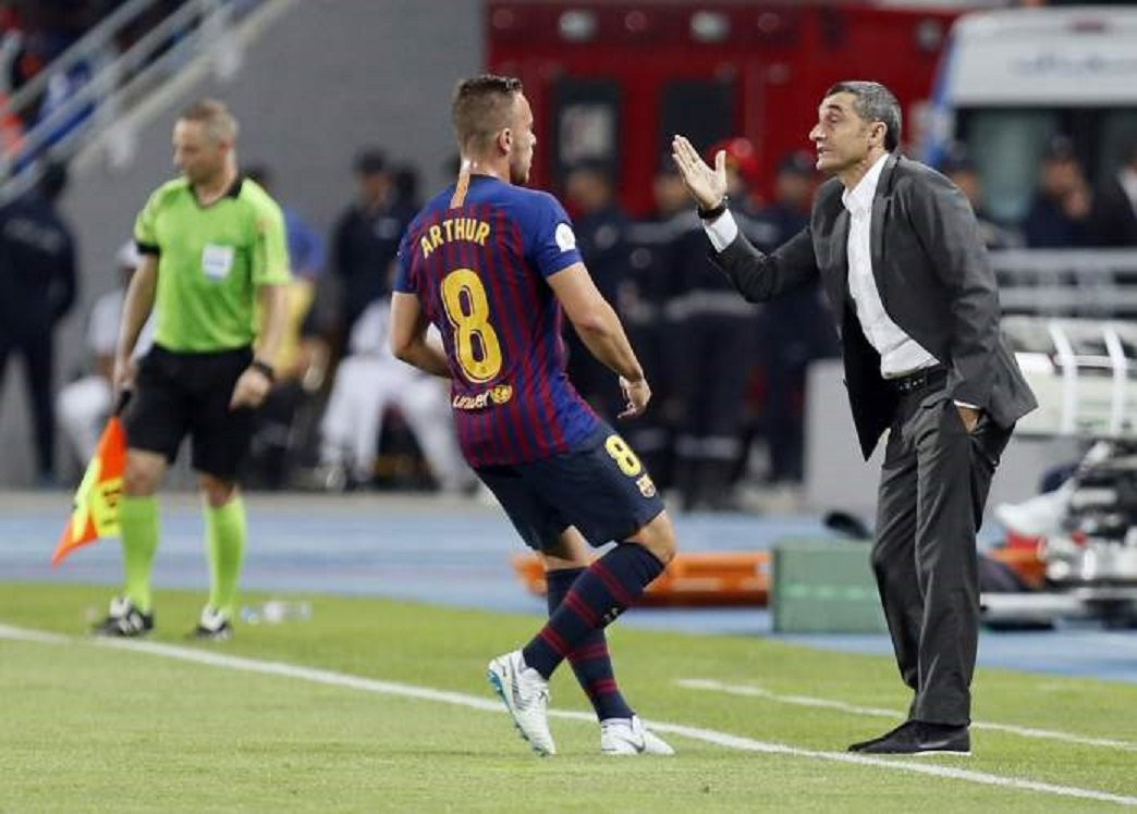 Valverde conversa con Arthur Melo durante el Sevilla-Barça de la Supercopa de España / EFE