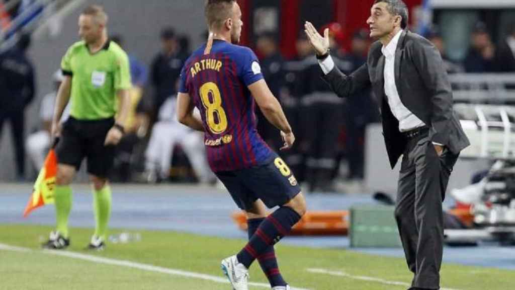 Valverde conversa con Arthur Melo durante el Sevilla-Barça de la Supercopa de España / EFE