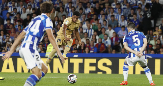 Balde chuta ante Zubeldia en el Real Barça