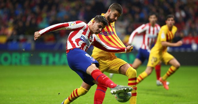 Gerard Piqué controlando a Morata en el Atlético-Barça / EFE