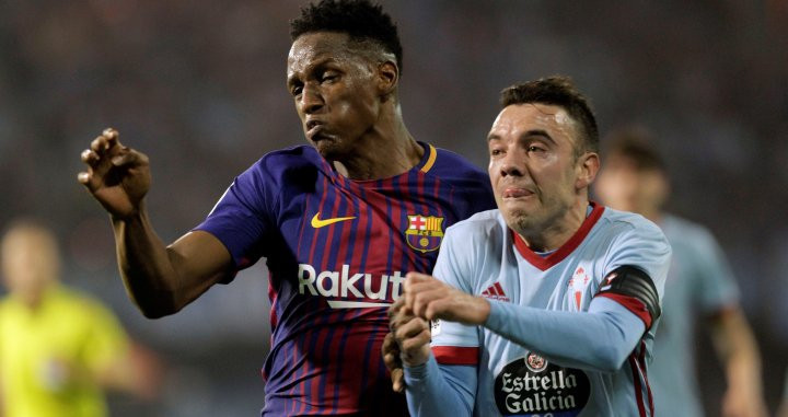 Iago Aspas se enfrenta a Yerry Mina en el último Celta-Barça / EFE