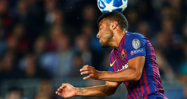 Rafinha disputa un balón durante el partido frente al Inter de Milán / EFE