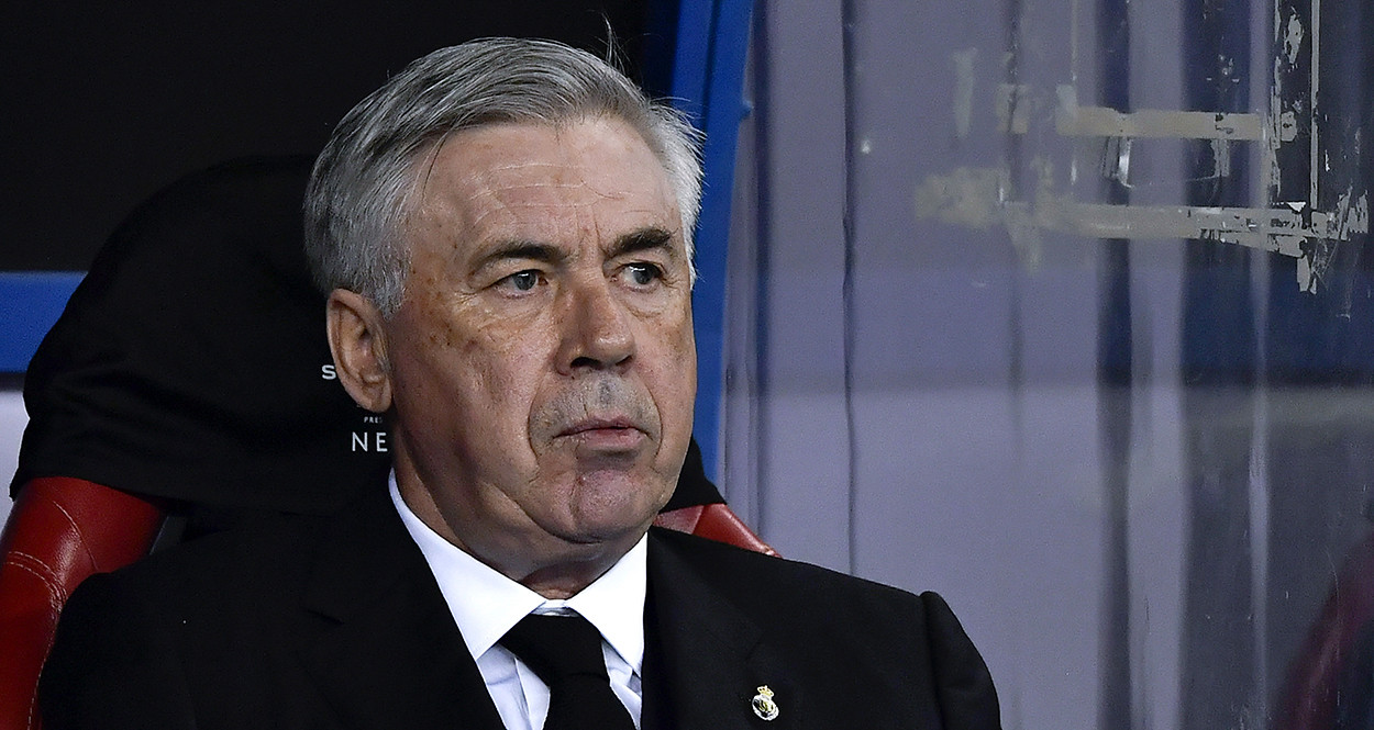 Carlo Ancelotti, disgustado, durante la derrota del Real Madrid en la Supercopa de España / EFE