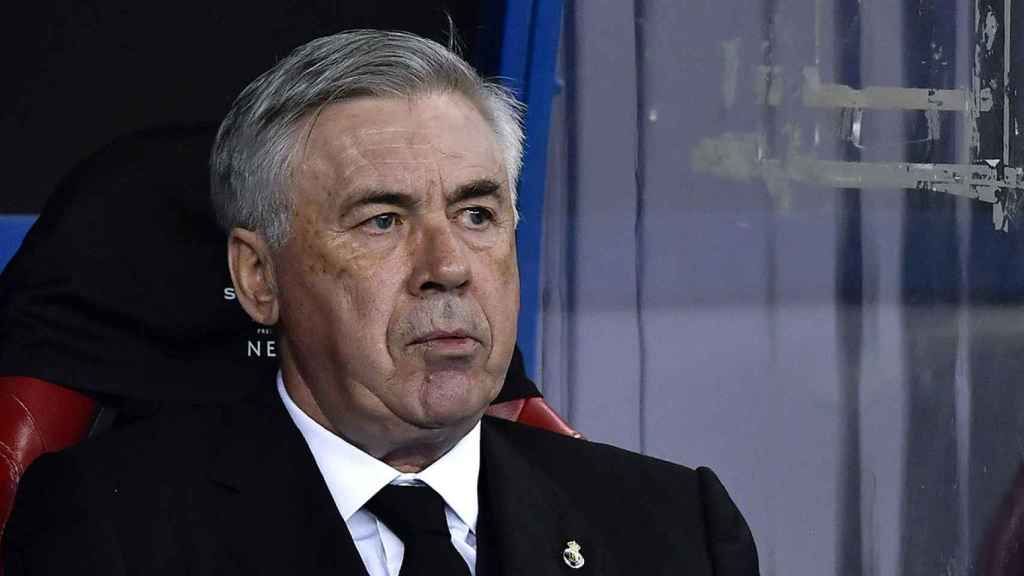 Carlo Ancelotti, disgustado, durante la derrota del Real Madrid en la Supercopa de España / EFE