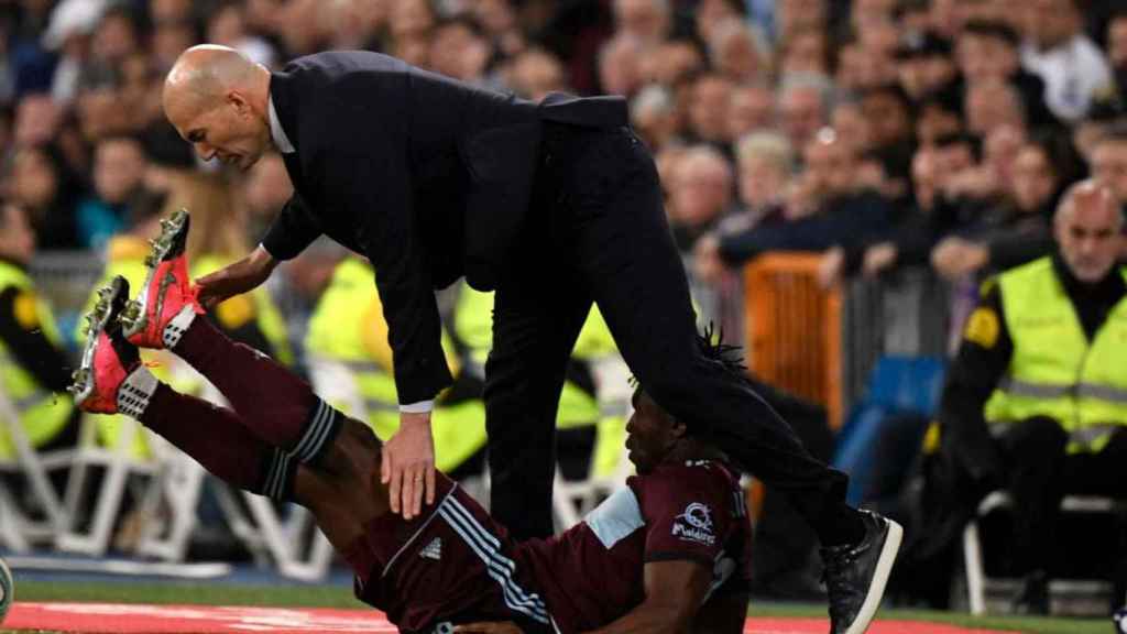 Zidane, en el momento de recibir la entrada del jugador del Celta | EFE