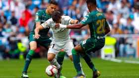 Una foto de Junior Firpo en una disputa con Brahim durante el Real Madrid - Betis / EFE