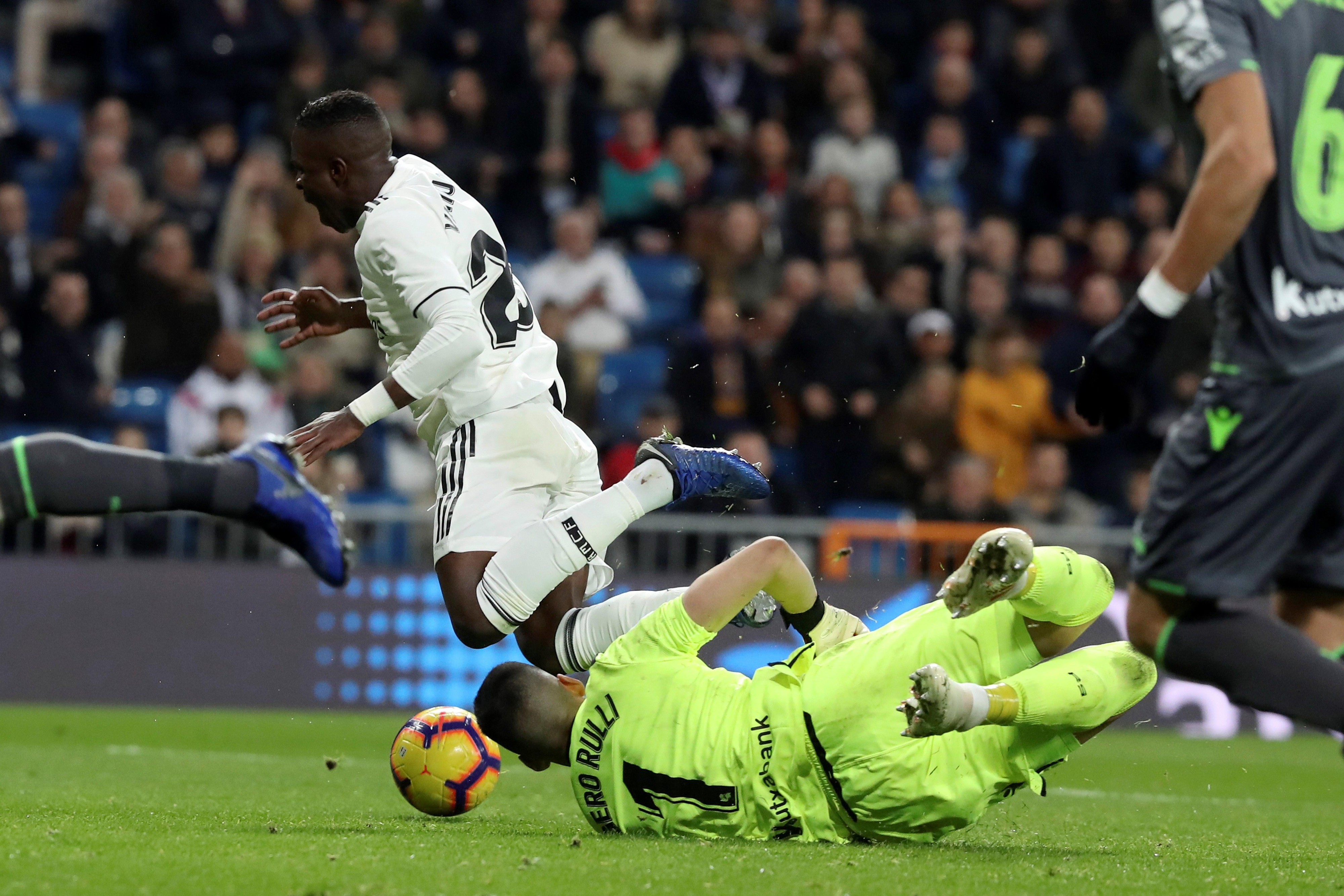 Caída de Vinicius (Real Madrid) en el área con Rulli / EFE