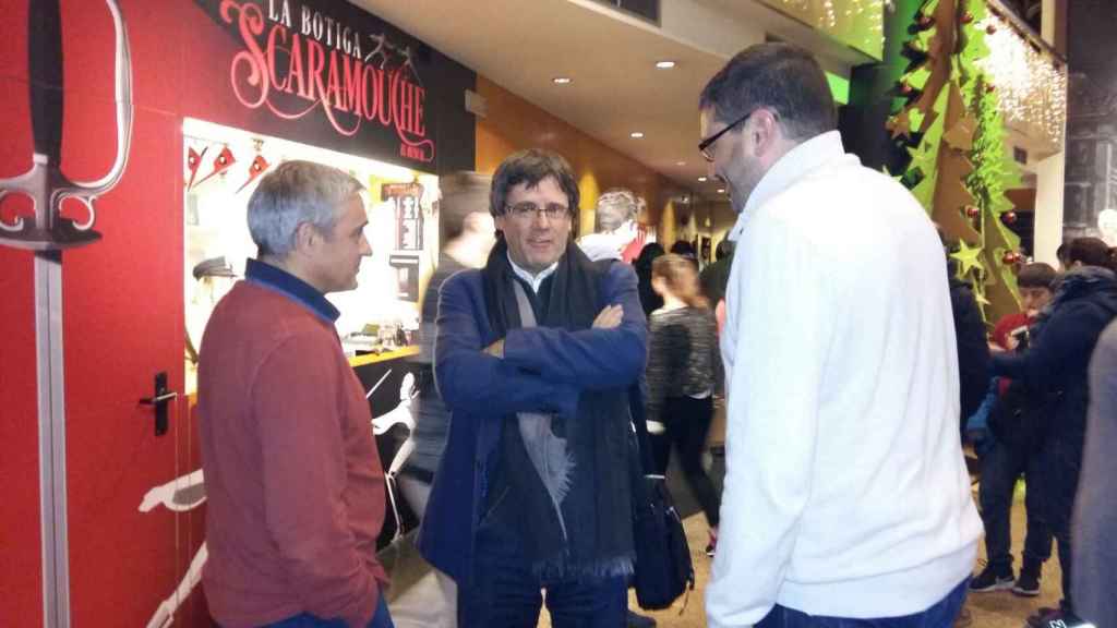 El presidente de la Generalitat, Carles Puigdemont, en la entrada del teatro donde se interpreta el musical 'Scaramouche' / CG