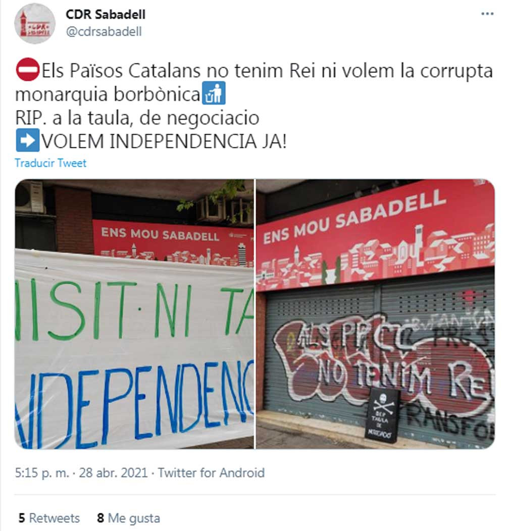 El CDR de Sabadell, reivindicando la 'performance' ante la sede del PSC / @cdrsabadell