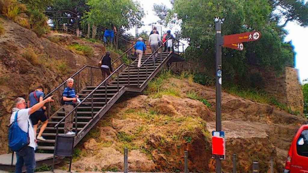 Algunos vecinos han cambiado las indicaciones para llegar al Parc Güell / CG